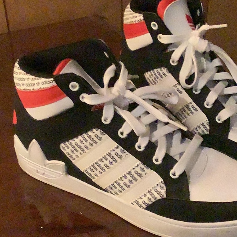Great condition high top men’s athletic shoes very stylish